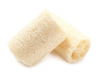 İki doğal lif süngeri beyaza izole edilmiş.