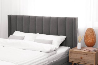 Yatak odasında temiz çarşafları olan rahat bir yatak.