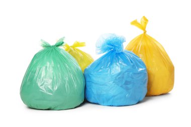Plastik torbalardaki çöpler beyaza izole edilmiş.