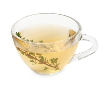 Taze kekik çayı, beyaz bardakta izole edilmiş.