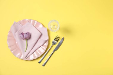 Sarı arka planda çiçek dekoru olan güzel bir masa. Metin için boşluk