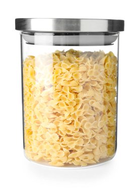 Kavanozdaki çiğ farfalline makarnası beyaza izole edilmiş.