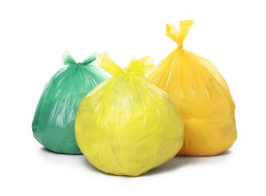 Plastik torbalardaki çöpler beyaza izole edilmiş.