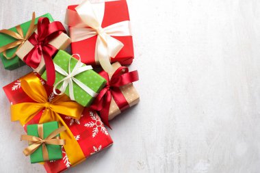 Pek çok dekore edilmiş Noel hediyeleri arka planda, üst manzarada. Metin için boşluk