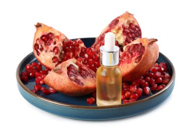 Yağ, tohum ve taze nar içeren şişe beyaza izole edilmiş.