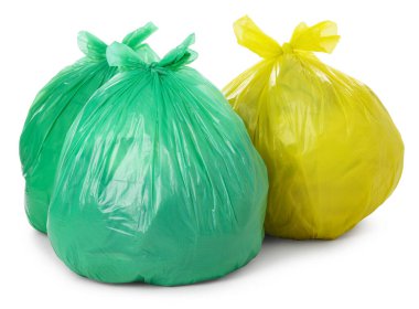 Plastik torbalardaki çöpler beyaza izole edilmiş.