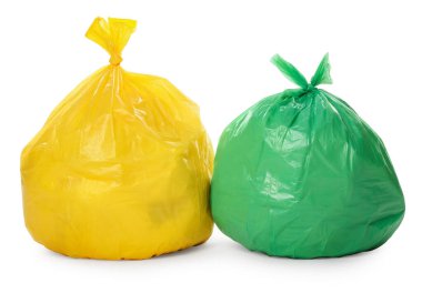 Plastik torbalardaki çöpler beyaza izole edilmiş.