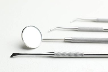 Beyaz masadaki birçok farklı diş aleti, yakın plan