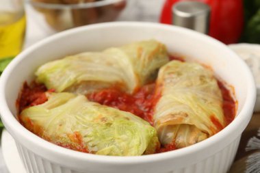 Lezzetli doldurulmuş lahana ruloları masada, yakın plan.