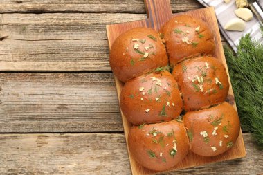 Tahta masada sarımsaklı ve dereotlu lezzetli çörekler. Metin için boşluk