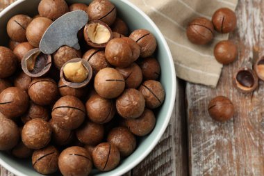 Macadamia fındığı ve metal anahtar tahta masada, düz yatıyordu.