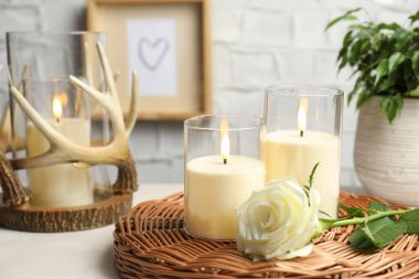 Dekoratif LED mumlar ve güzel gül çiçekleri kapalı masa üzerinde, yakın plan