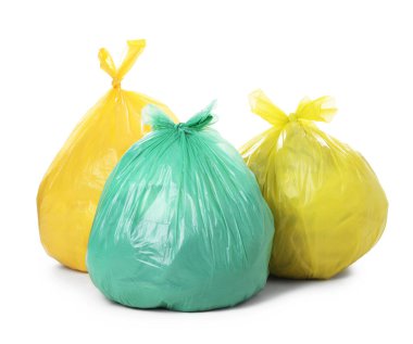Plastik torbalardaki çöpler beyaza izole edilmiş.