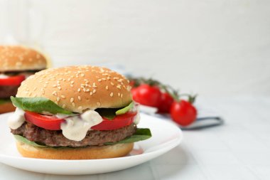 Beyaz masada köfteli leziz hamburger, yakın plan. Metin için boşluk