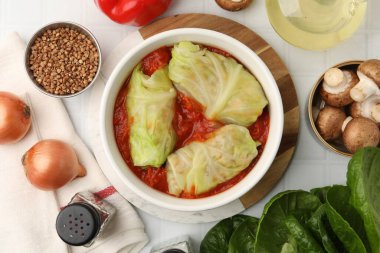 Lezzetli dolgulu lahana ruloları ve malzemeler masada, düz yatıyordu.