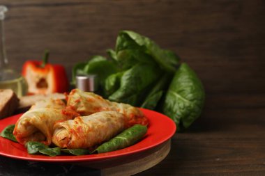 Ahşap masanın üzerinde nefis lahana ruloları, yakın plan. Metin için boşluk