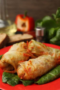 Lezzetli lahana dürümleri masada, yakın plan.