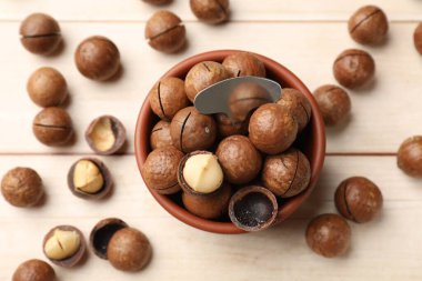 Macadamia cevizleri ve metal anahtar açık ahşap masada, düz yatıyordu.