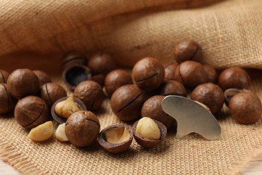 Macadamia fındıkları ve metal anahtar masada, yakın plan.