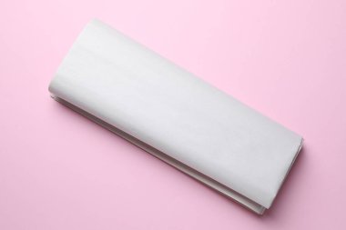 Pembe arka planda gazete, üst manzara. Tasarım için model