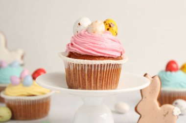 Beyaz masada Paskalya dekoru olan lezzetli kekler, yakın plan.