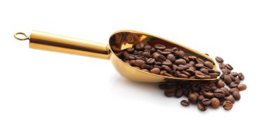 Kepçedeki kahve çekirdekleri beyaza izole edilmiş.