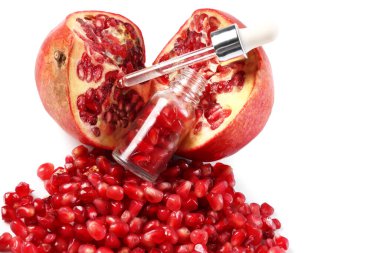 Tohumlu, pipetli ve beyaz üzerine izole edilmiş taze nar.