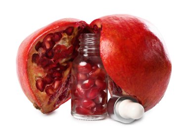 Tohumlarla dolu bir şişe ve beyaz üzerine izole edilmiş taze nar.