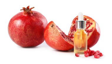 Beyaz üzerine izole edilmiş, gerekli yağ ve taze nar dolu bir şişe.