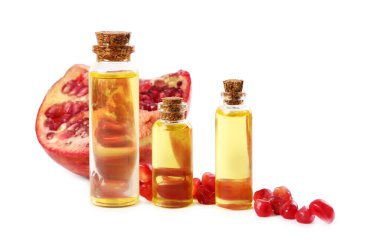 Beyaz üzerine izole edilmiş gerekli yağ ve taze nar şişeleri.