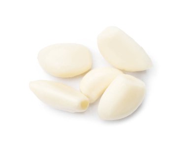 Sarımsaklı karanfil turşusu beyaza izole edilmiş.