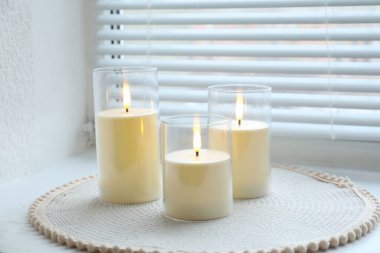 Pencere pervazında güzel LED mumlar, yakın plan