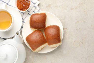 Taze çörekler, reçel ve çay. Metin için boşluk