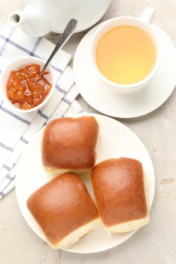 Taze çörekler, reçel ve çay.