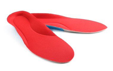 Bir çift ortopedik taban beyaza izole edilmiş.