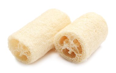 İki doğal lif süngeri beyaza izole edilmiş.