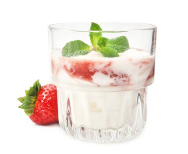 Çilek reçelli lezzetli yoğurt ve beyaz üzerine izole edilmiş nane.