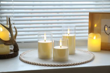 Güzel LED mumlar ve pencere pervazındaki resim çerçevesi kapalı, yakın plan