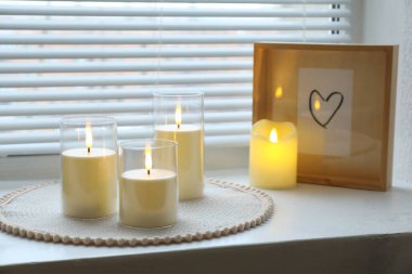 Güzel LED mumlar ve pencere pervazındaki resim çerçevesi kapalı, yakın plan