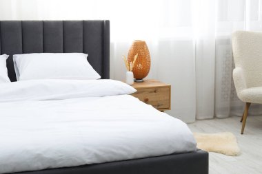 Temiz çarşafları olan rahat bir yatak, yakın çekim.