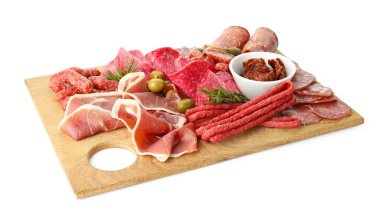 Beyaz et, sosis, zeytin ve biberiye ile kaplanmış şarküteri tahtası.