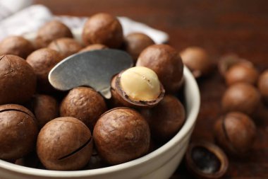 Makadamia fındıkları ve metal anahtar masada, yakın plan.