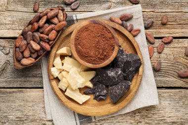 Organik kakao yağı, çikolata parçaları, fasulye ve toz ahşap masa, üst görünüm