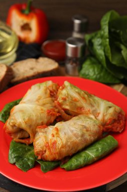 Lezzetli lahana dürümleri masada, yakın plan.