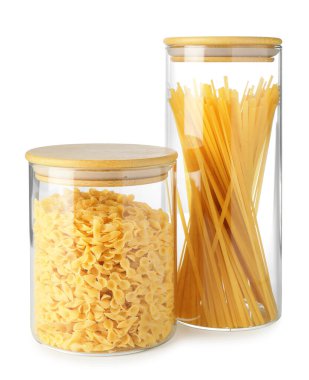 Beyaz kavanozlardaki farklı makarna türleri.