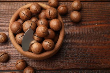 Macadamia fındığı ve metal anahtar tahta masada, düz yerde. Metin için boşluk