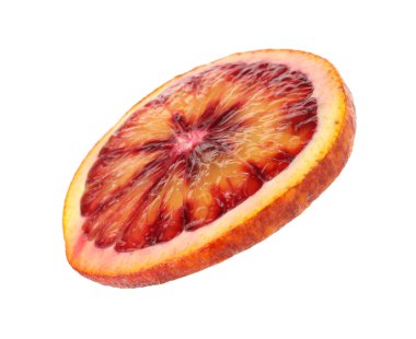 Sicilya portakalı dilimi beyaza izole edilmiş.