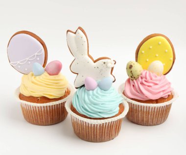 Lezzetli Paskalya kekleri beyaza izole edilmiş.