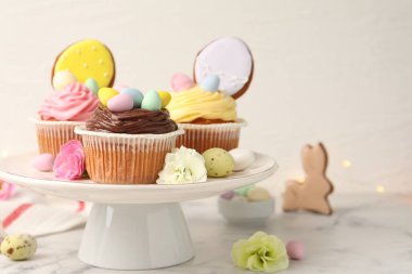 Beyaz mermer masada Paskalya dekoru olan lezzetli kekler, yakın plan. Metin için boşluk