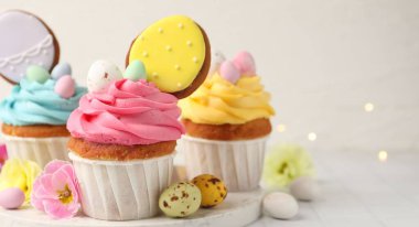 Beyaz masada Paskalya dekoru olan lezzetli kekler, yakın plan. Metin için boşluk